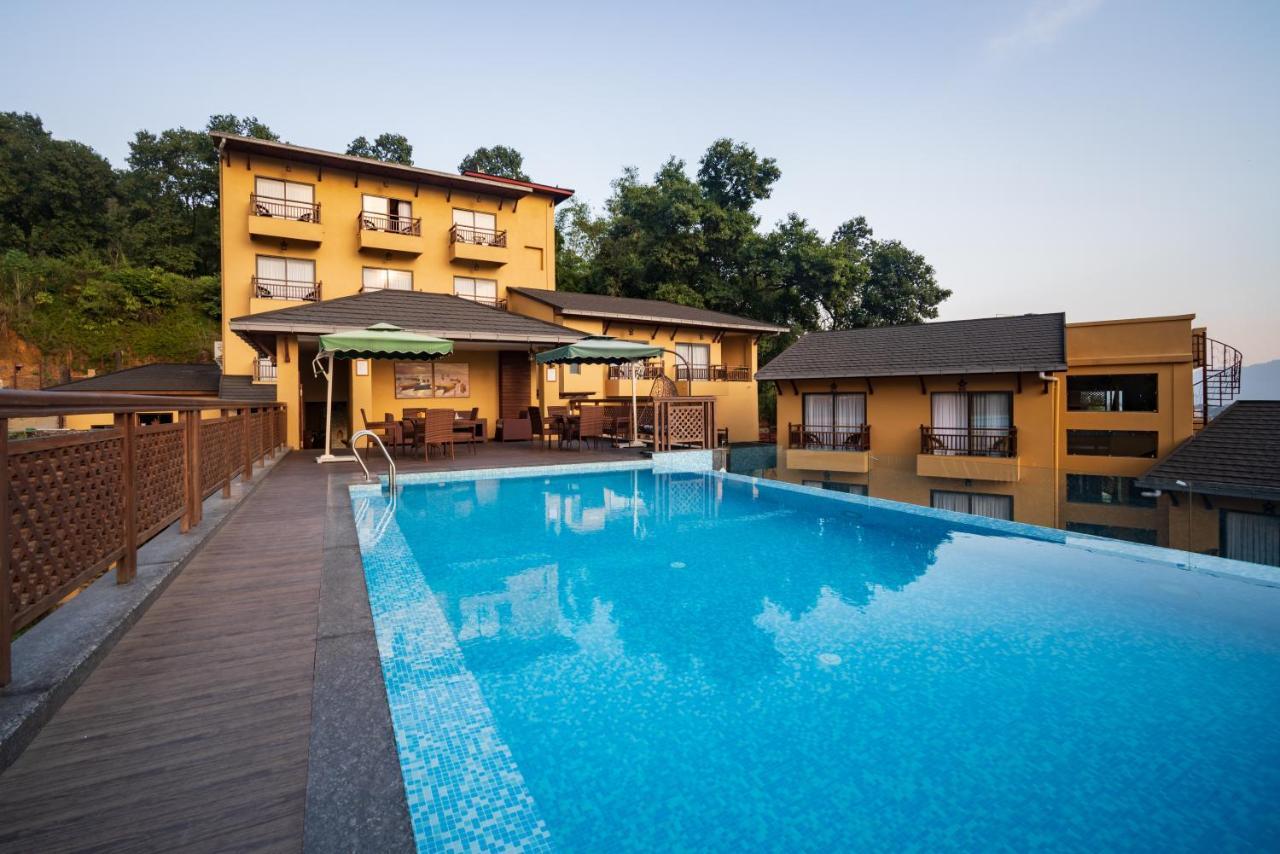Bar Peepal Resort Pokhara Eksteriør bilde The swimming pool at the resort