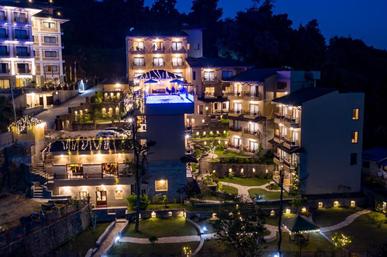 Bar Peepal Resort Pokhara Eksteriør bilde The resort at night