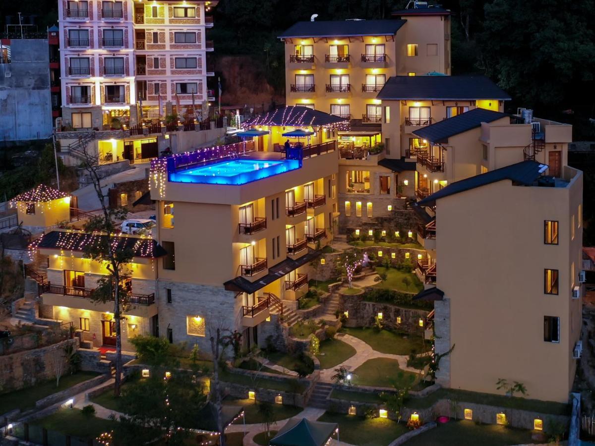 Bar Peepal Resort Pokhara Eksteriør bilde The hotel at night
