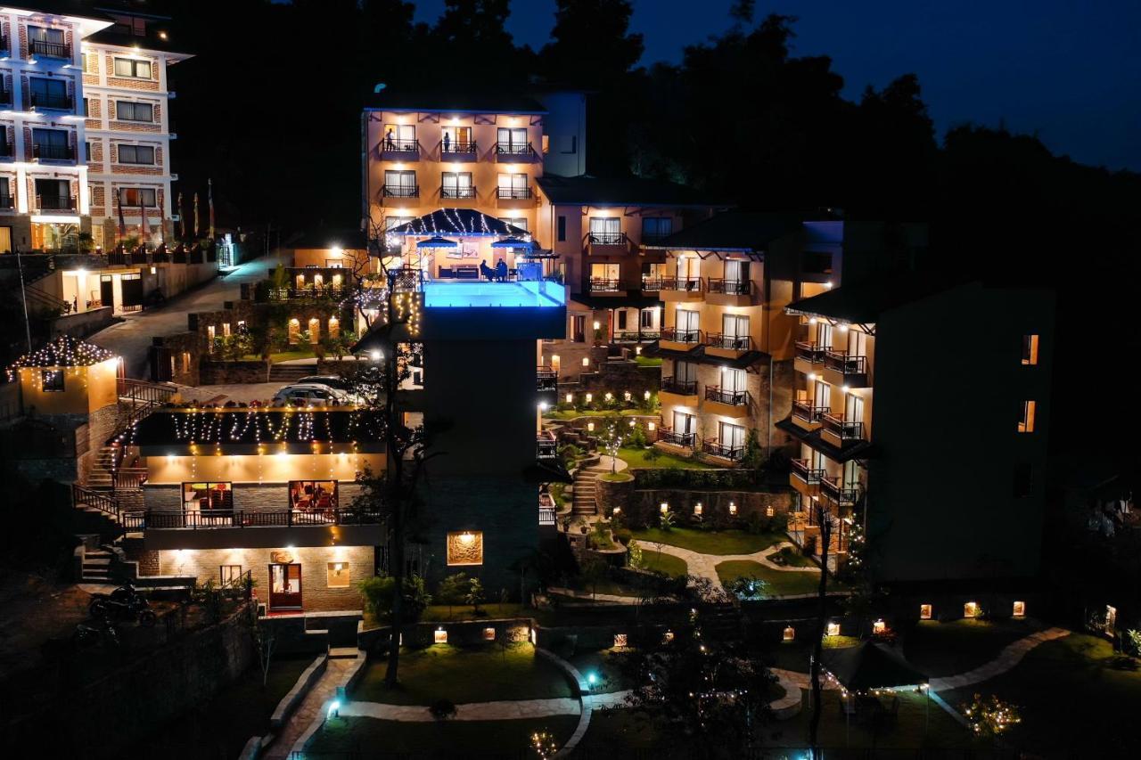 Bar Peepal Resort Pokhara Eksteriør bilde The resort at night