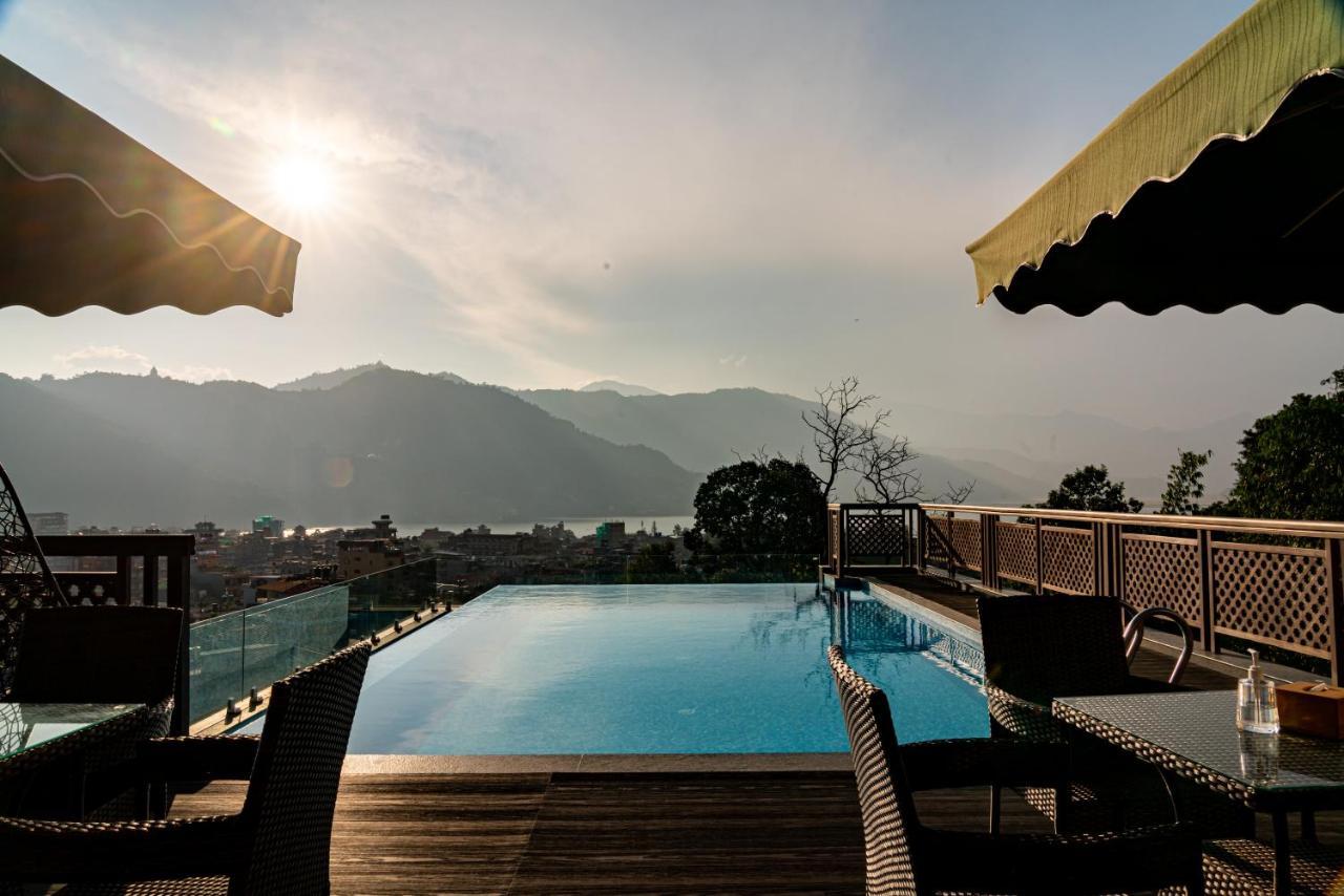 Bar Peepal Resort Pokhara Eksteriør bilde The swimming pool at the hotel