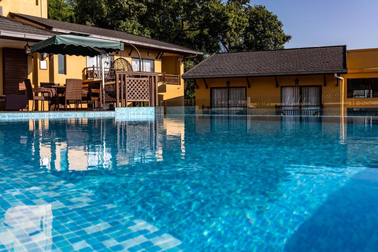 Bar Peepal Resort Pokhara Eksteriør bilde The swimming pool at the hotel