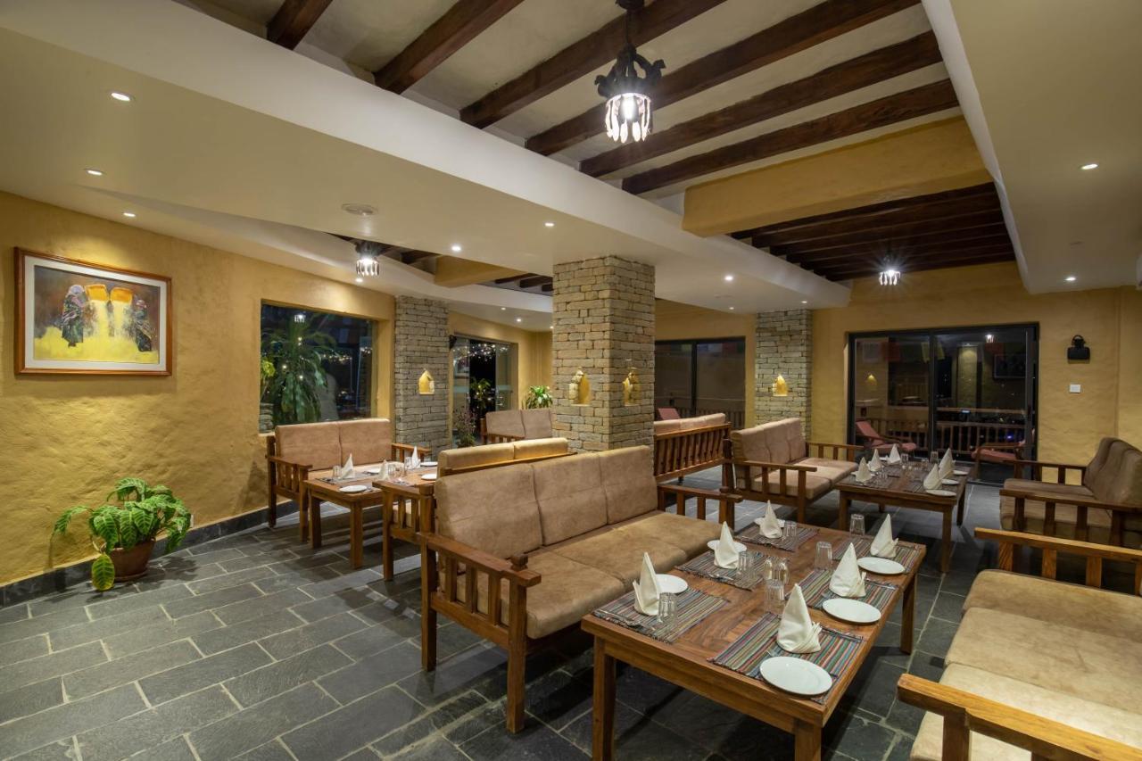 Bar Peepal Resort Pokhara Eksteriør bilde The restaurant at the resort
