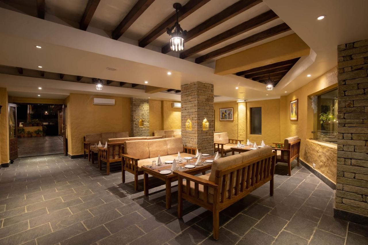 Bar Peepal Resort Pokhara Eksteriør bilde The restaurant at the resort