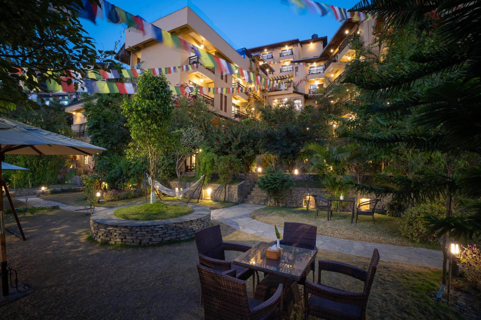 Bar Peepal Resort Pokhara Eksteriør bilde The hotel's courtyard