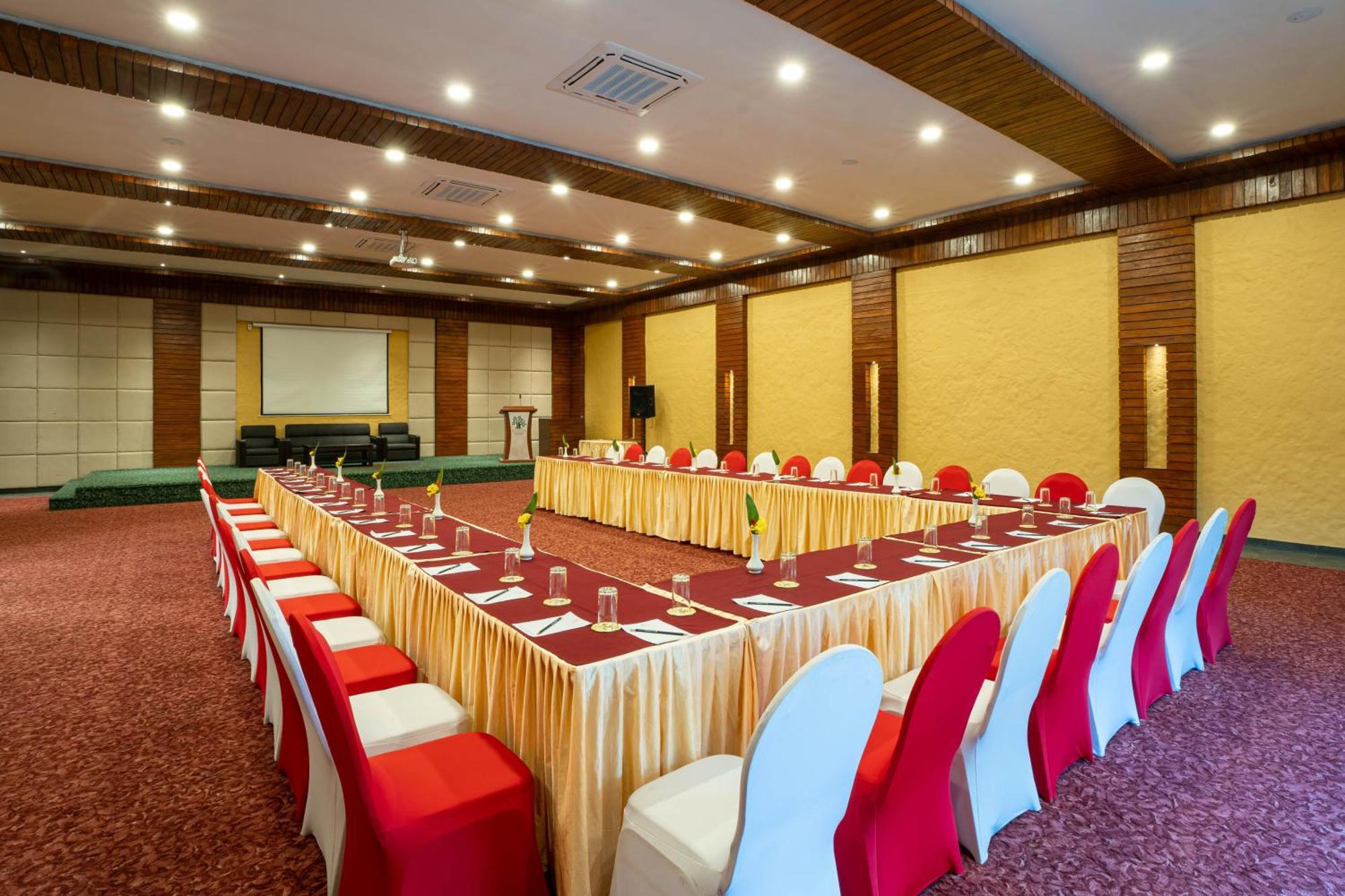 Bar Peepal Resort Pokhara Eksteriør bilde Meeting room