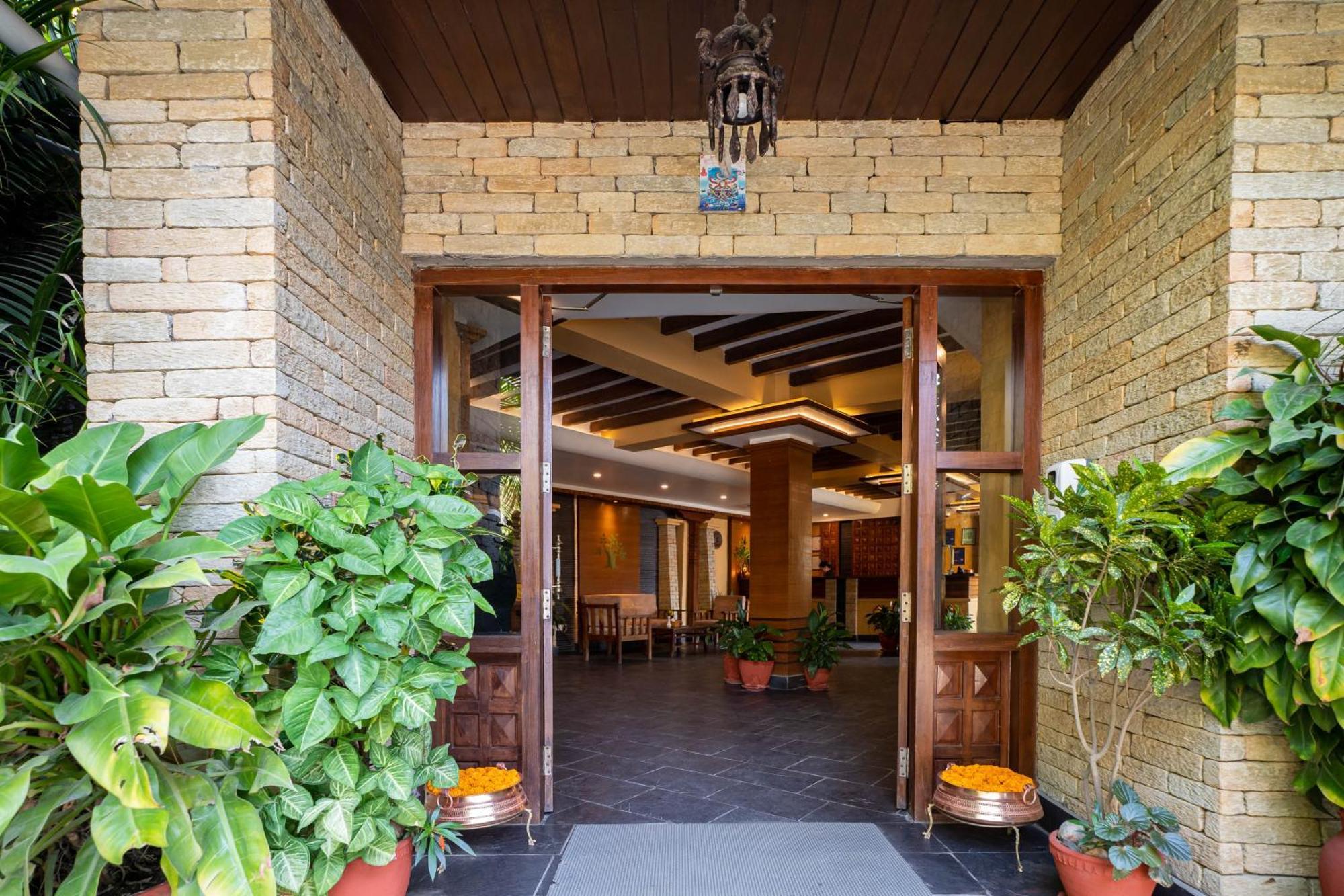 Bar Peepal Resort Pokhara Eksteriør bilde Entrance to the hotel