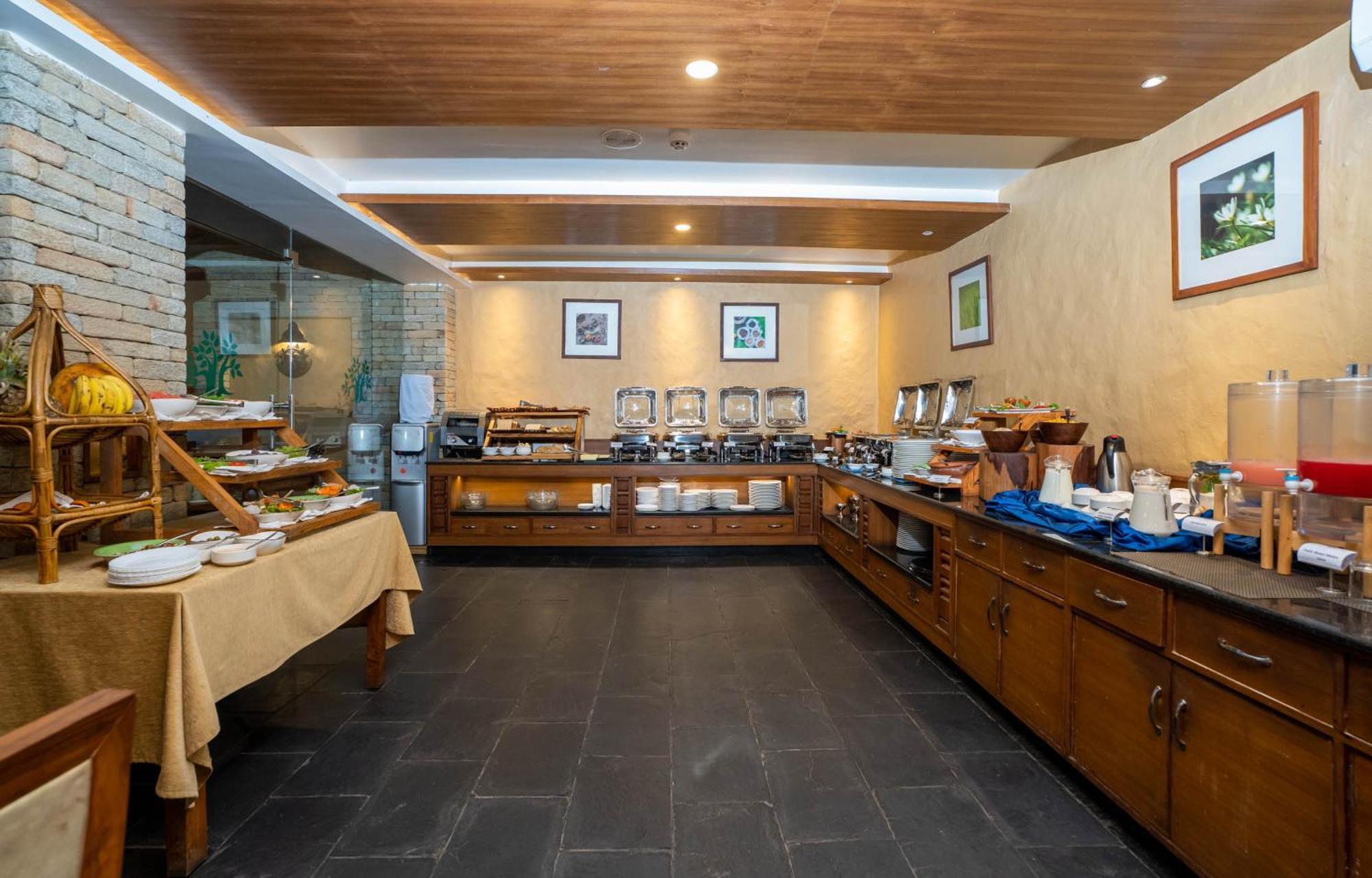 Bar Peepal Resort Pokhara Eksteriør bilde The buffet at the restaurant