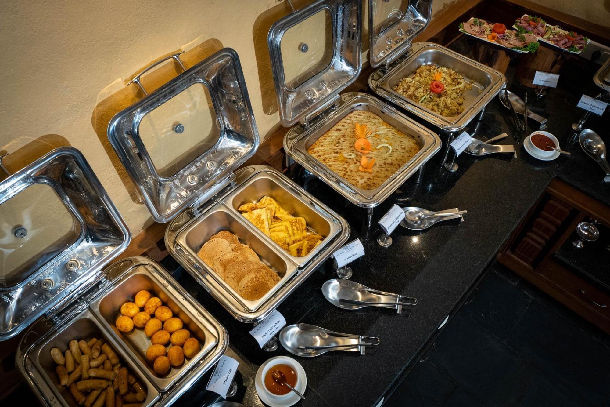 Bar Peepal Resort Pokhara Eksteriør bilde A selection of chafing dishes
